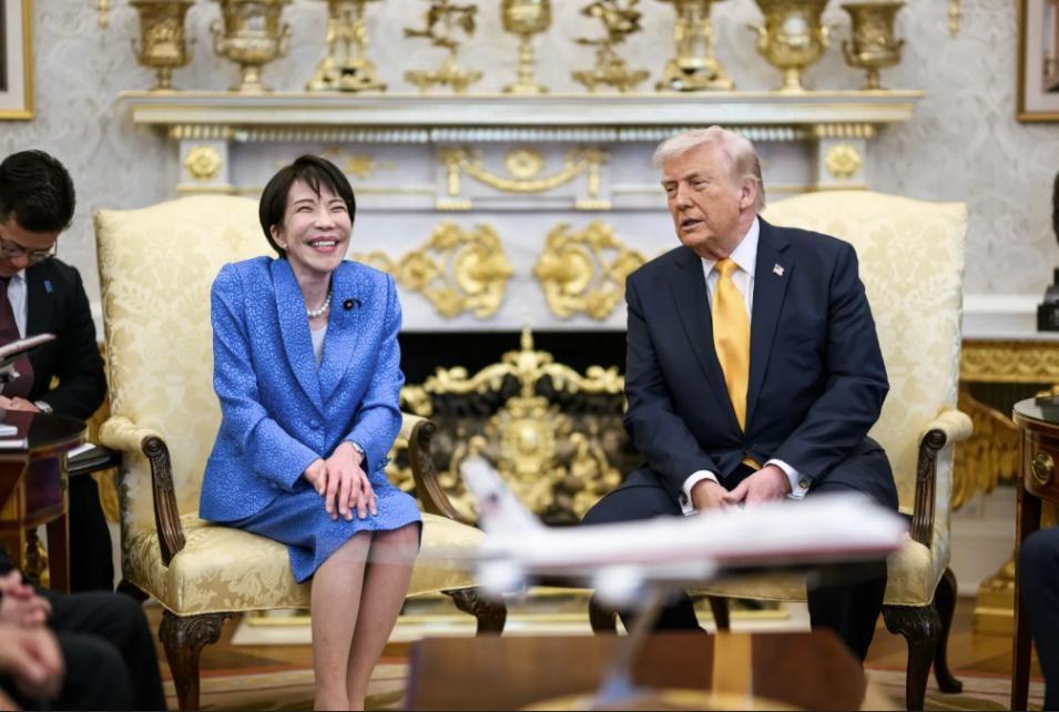 高市早苗在访美的整个过程中表现得“极其谄媚”，她原以为自己的“俯首称臣”可以加深