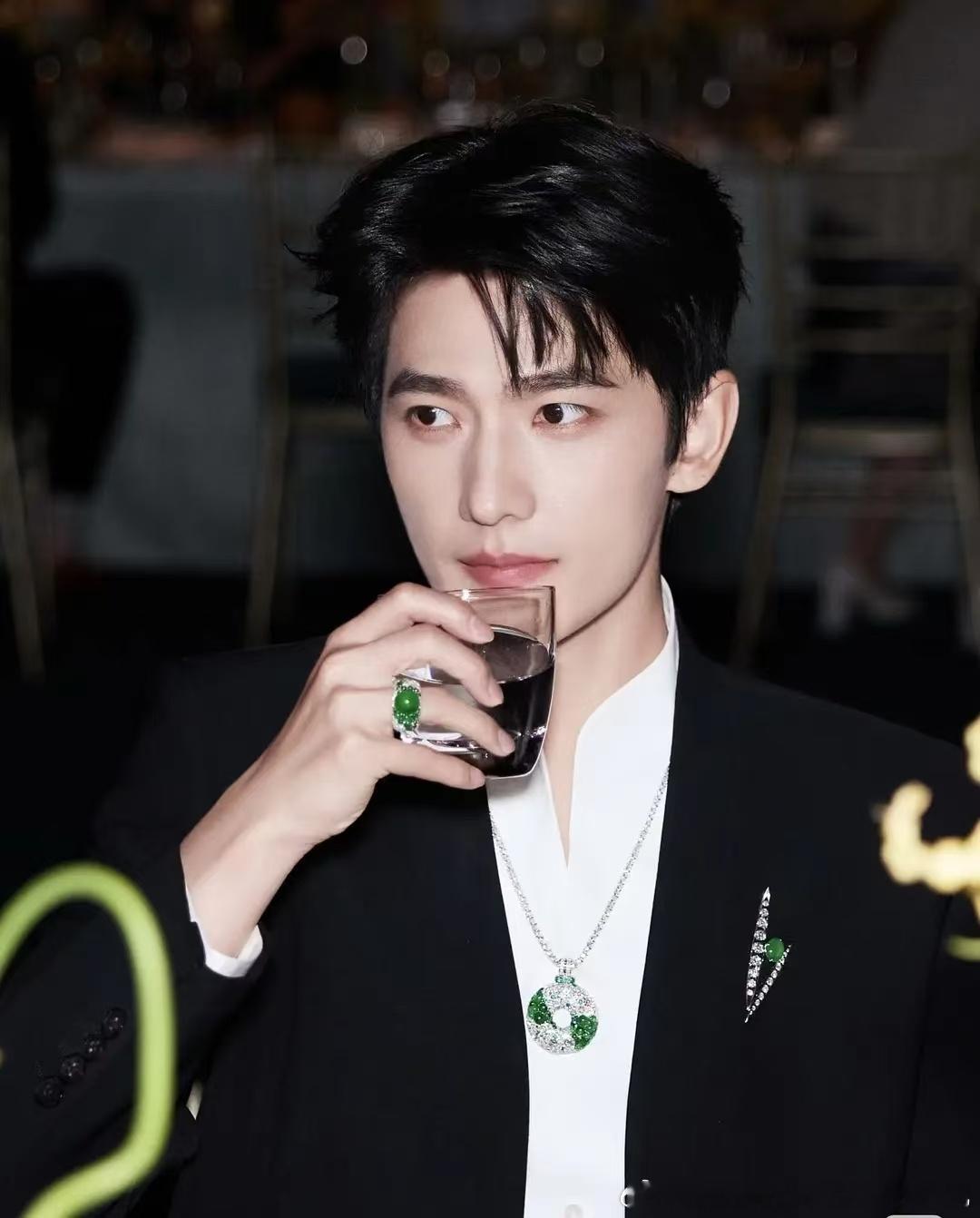 杨洋粉丝花了一百三十万买了个杨洋的同款💍，什么水平 