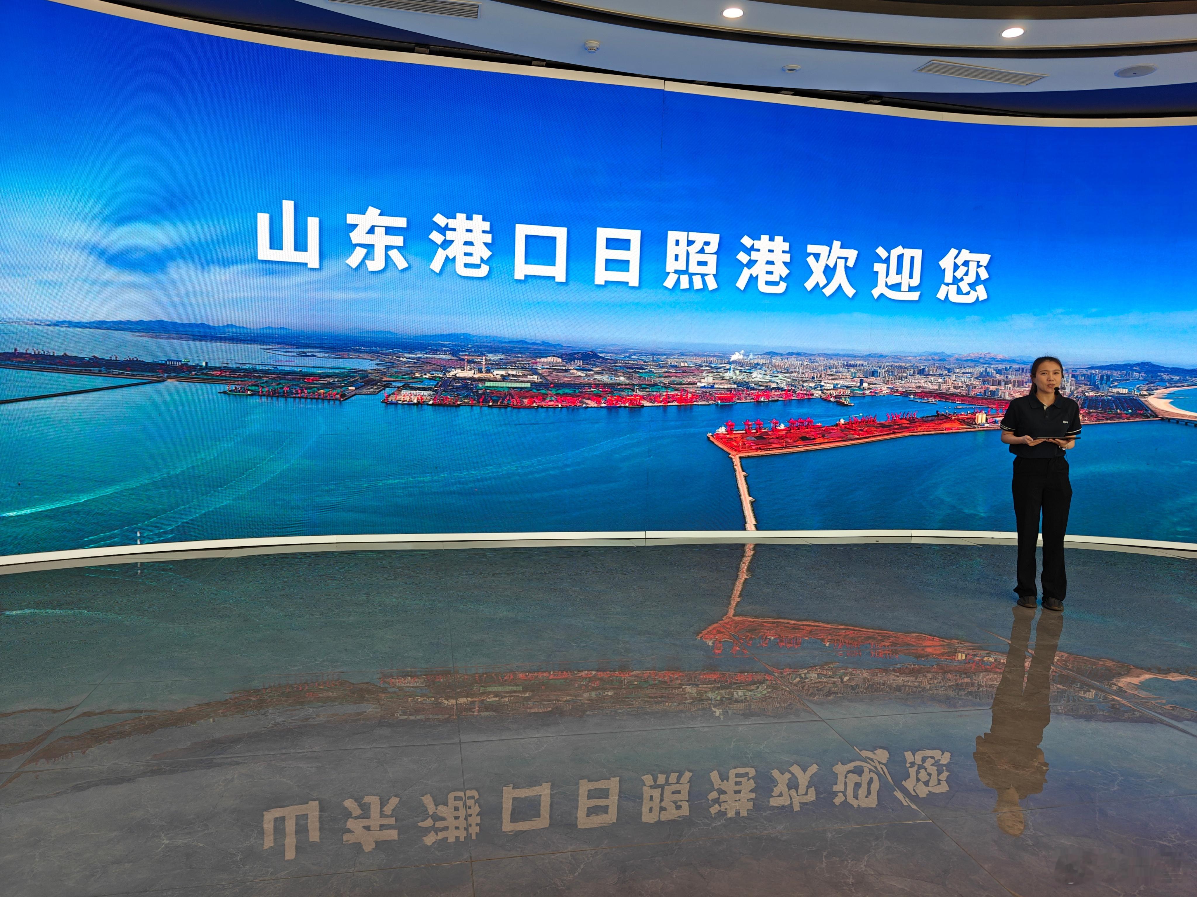 日照港自然条件优越，湾阔水深、不冻不淤，是我国大型与超大型巨轮进出最多的港口之一