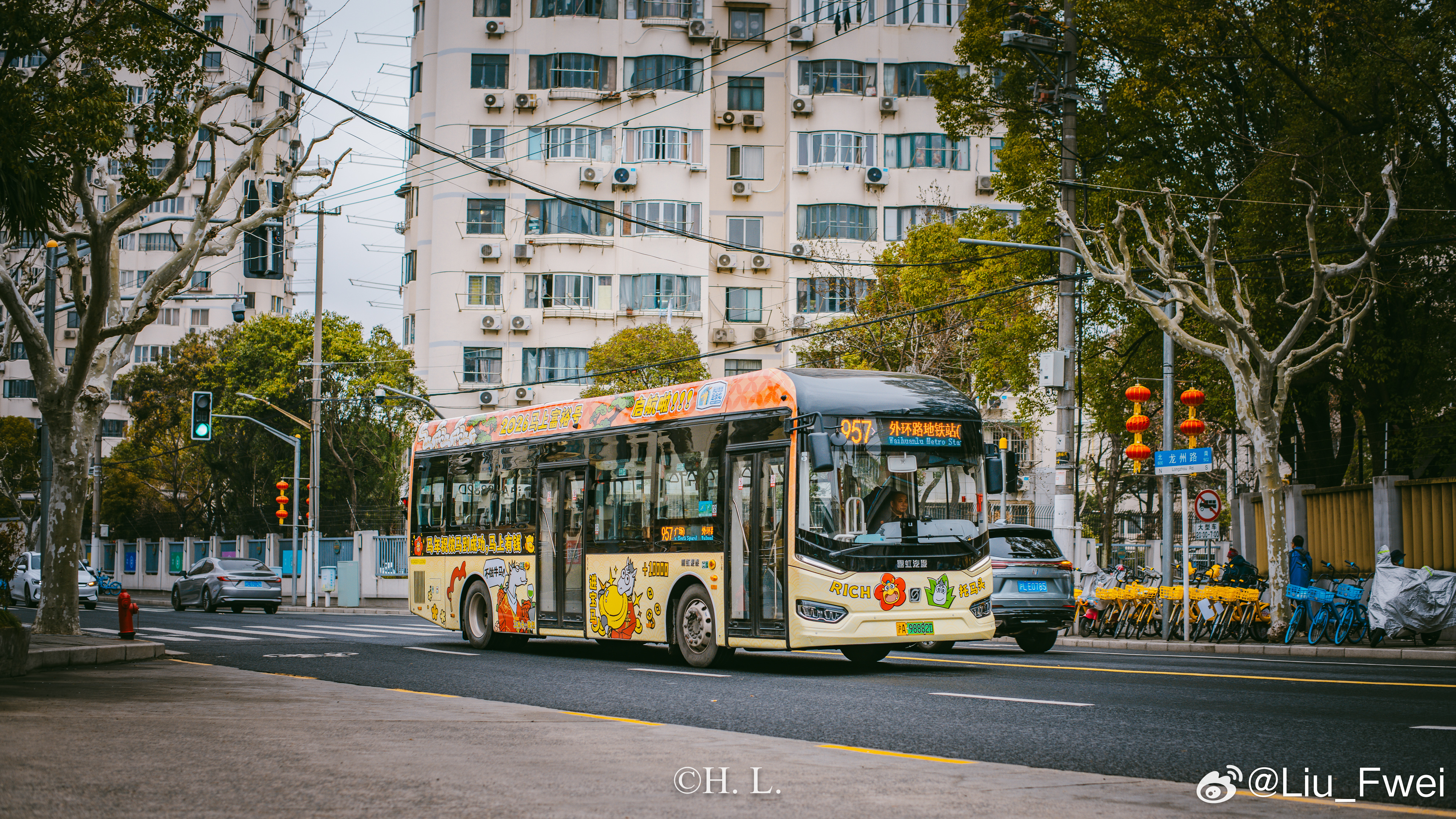 新年刚过，2026马上富裕号彩车就来啦。来自露虹客运957路。