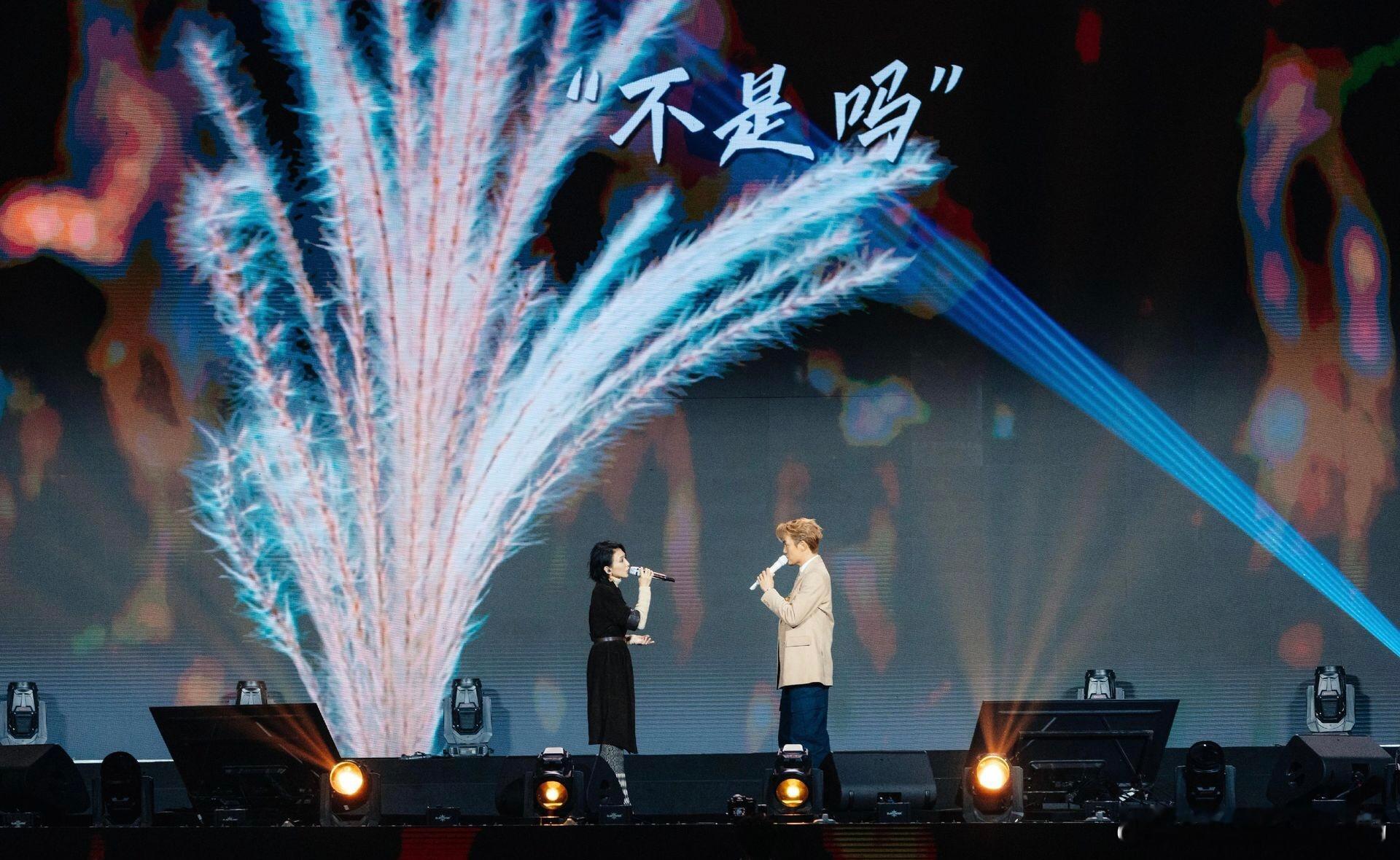 吴克群被戴佩妮锁喉戴佩妮演唱会嘉宾吴克群 笑不活了！戴佩妮演唱会直接锁喉吴克群，