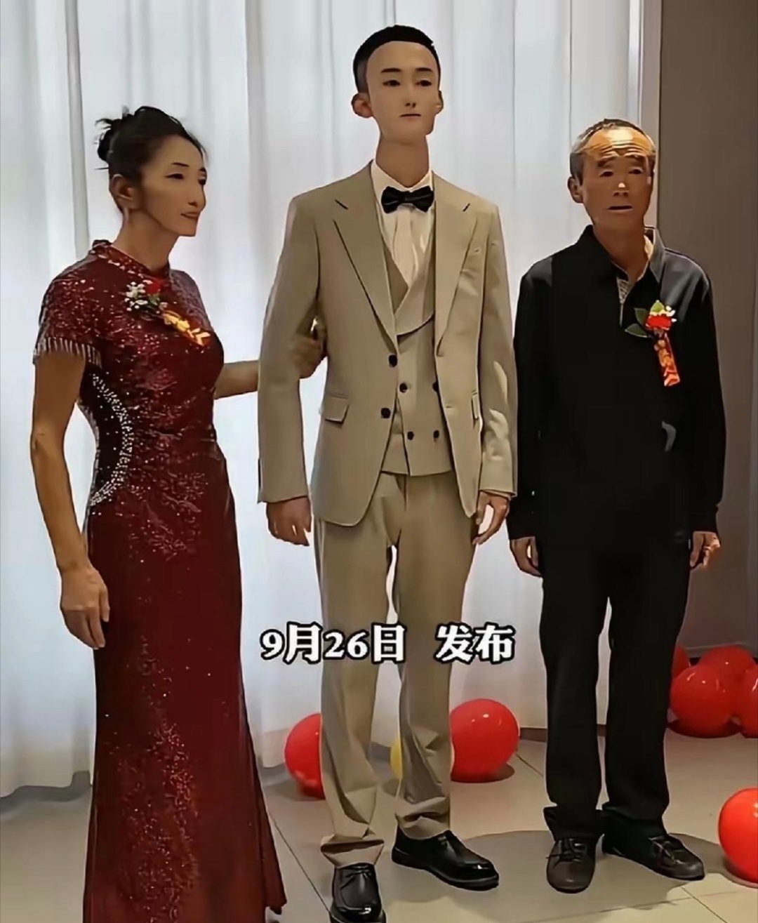 婚礼现场一眼看过去，还以为新郎戴了面具！仔细一看，原来是和妈妈长得太像了 ​​​