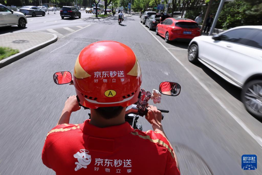 京东001号快递员金宜财的退休生活，让无数打工人看到了平凡岗位的价值与希望。每月