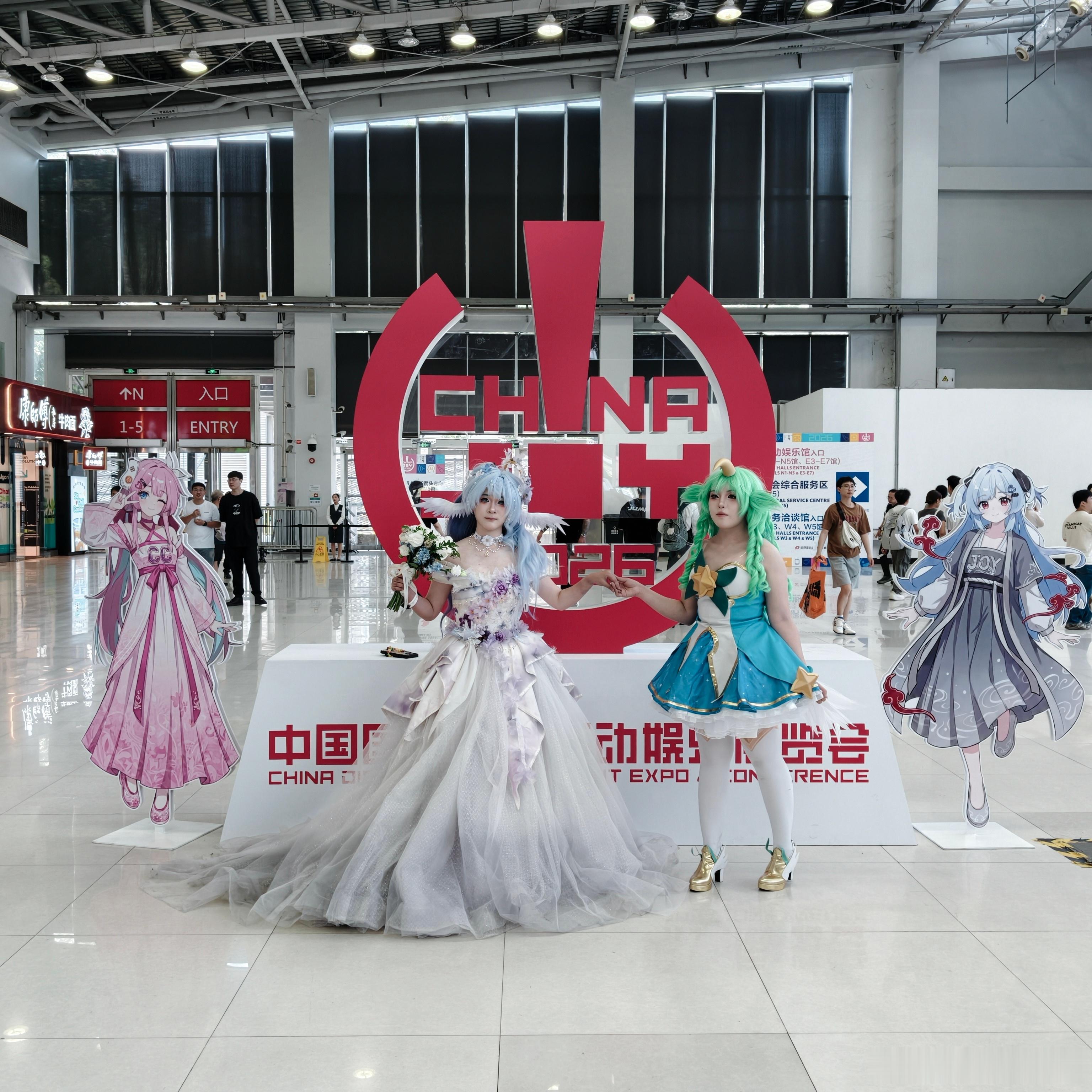 又来ChinaJoy了，现场人比昨天还要多 上海·上海新国际博览中心
