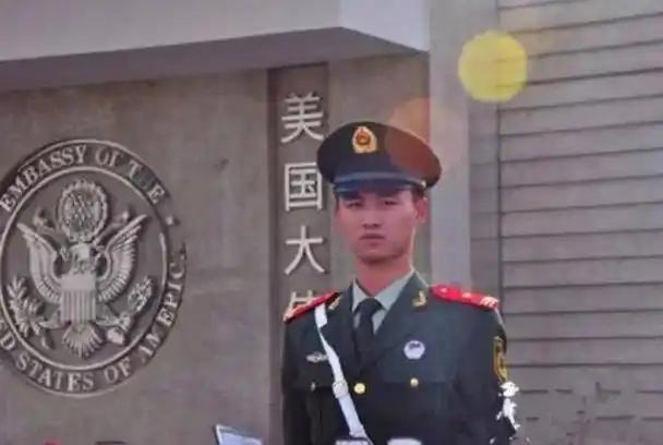 我们经常嘲笑日本、韩国境内有驻日、驻韩美军，觉得这两个国家没有主权，就是美国的海