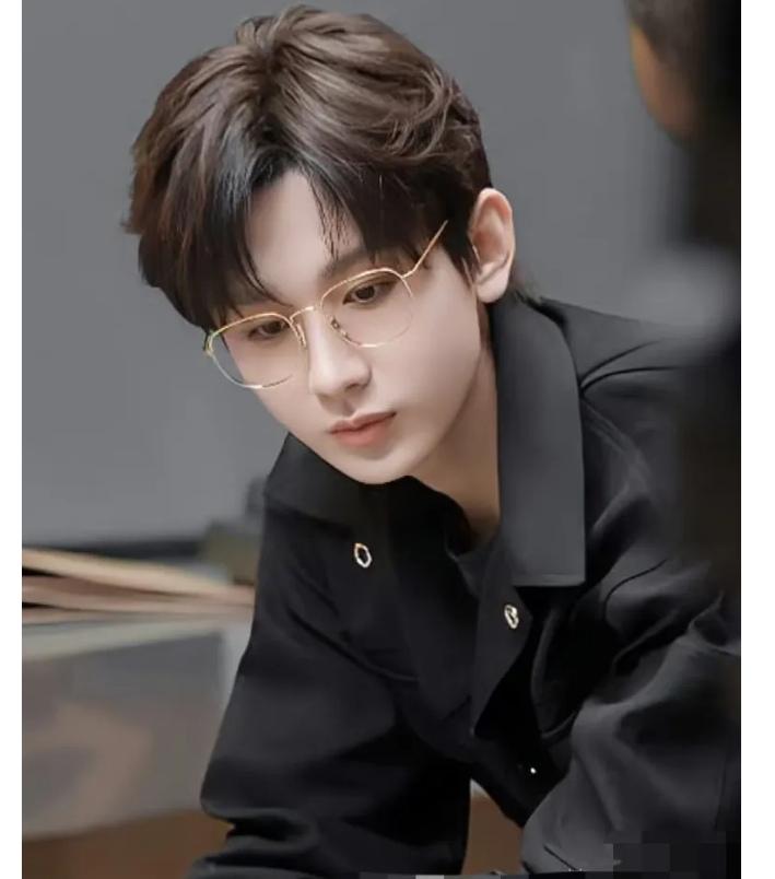 天哪。不得了了。成毅这是怎么了？

成毅拍摄新剧《长安二十四计》时不慎摔倒，后脑