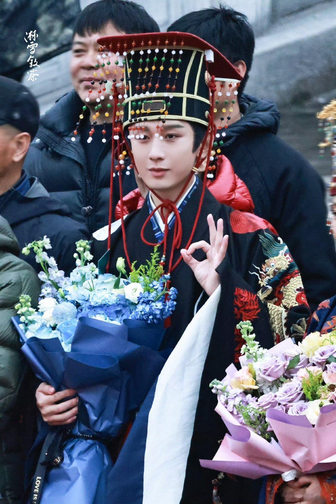 成毅两京十五日杀青照成毅两京十五日杀青捧花照成毅<两京十五日>杀青捧花照 