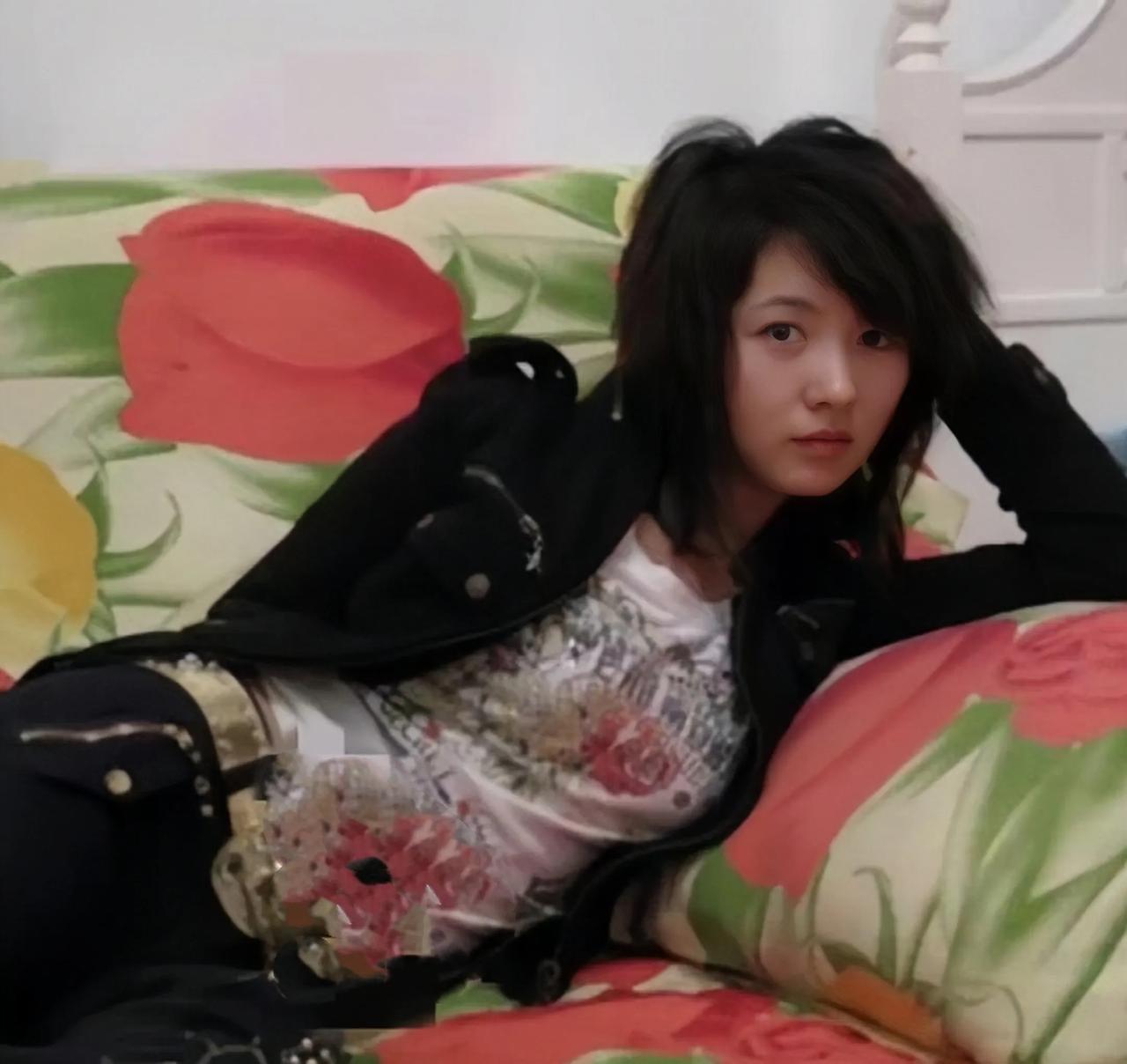 一个年轻姑娘十几年前留影，那是一个非主流杀马特的青春年代。
80后和90后，曾经