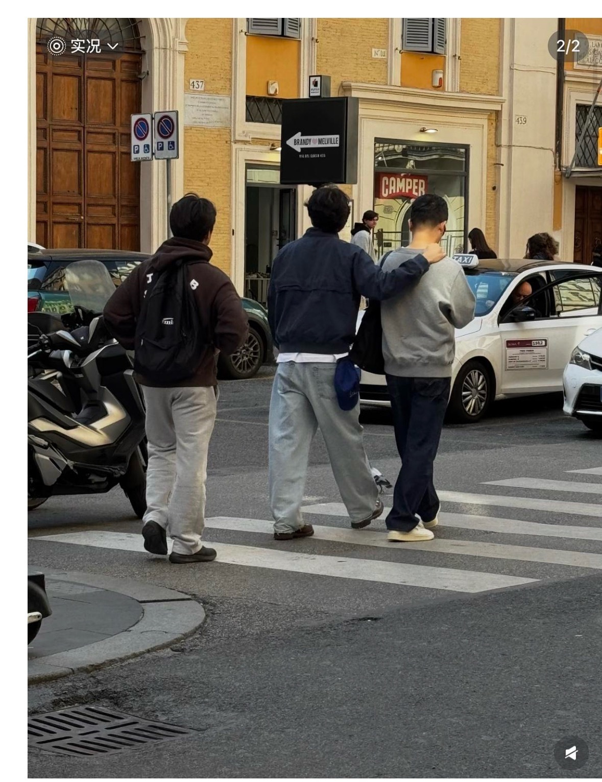 孔刘被偶遇和一位男子在罗马西班牙广场 