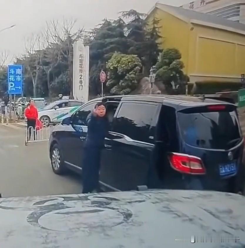 事实证明人是可以貌相的，竖中指的女司机真是标准的傅首尔长相！

大家可能忽略了一