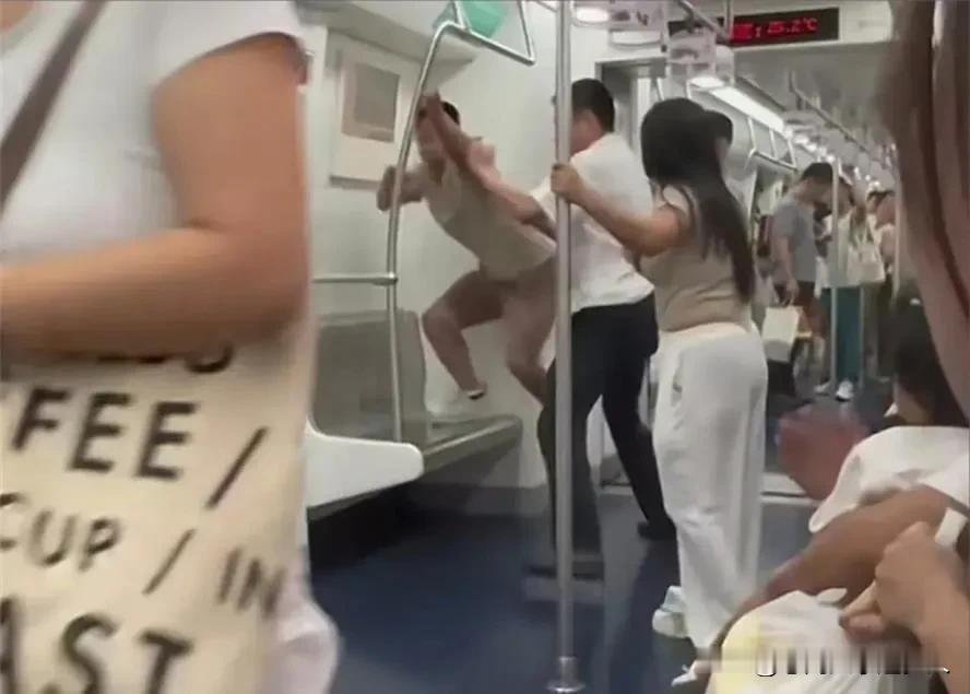 #寻找热爱表达的你# 
在拥挤的地铁车厢内，一名男子突然站起身来，对着身边的妻子