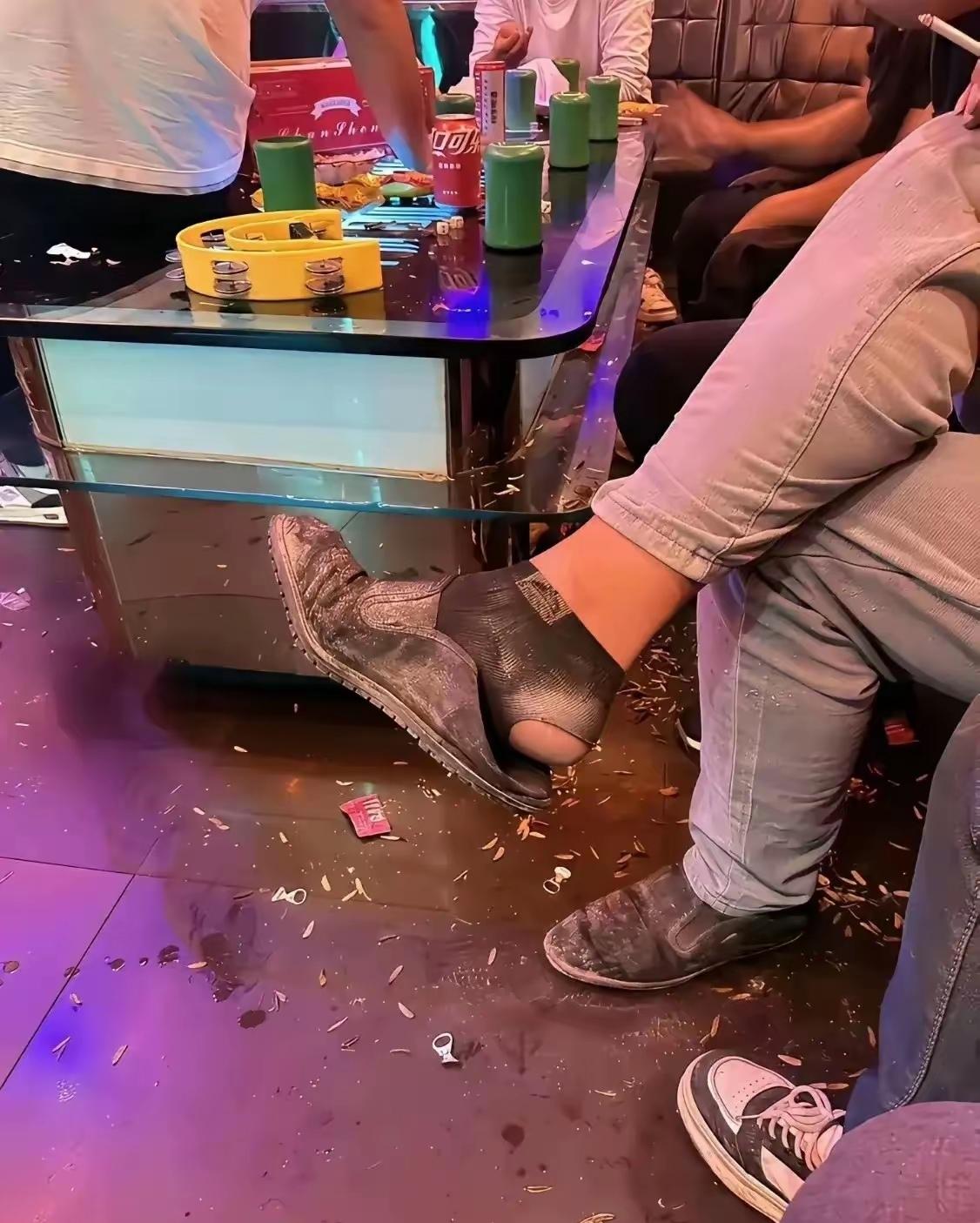 他，工地搬砖一天，就为了挣那三五百块钱，连鞋子袜子衣服都不舍得买，烟也是抽不超过