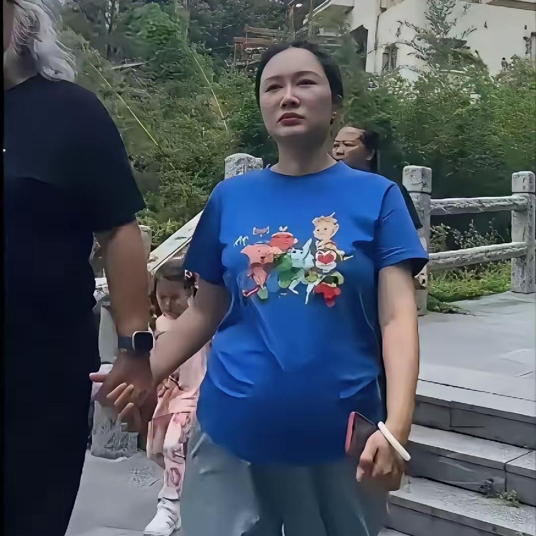 张纪中的老婆又怀孕了，看着大肚子，有没有8个多月了，马上就要生了，她的身材很健硕