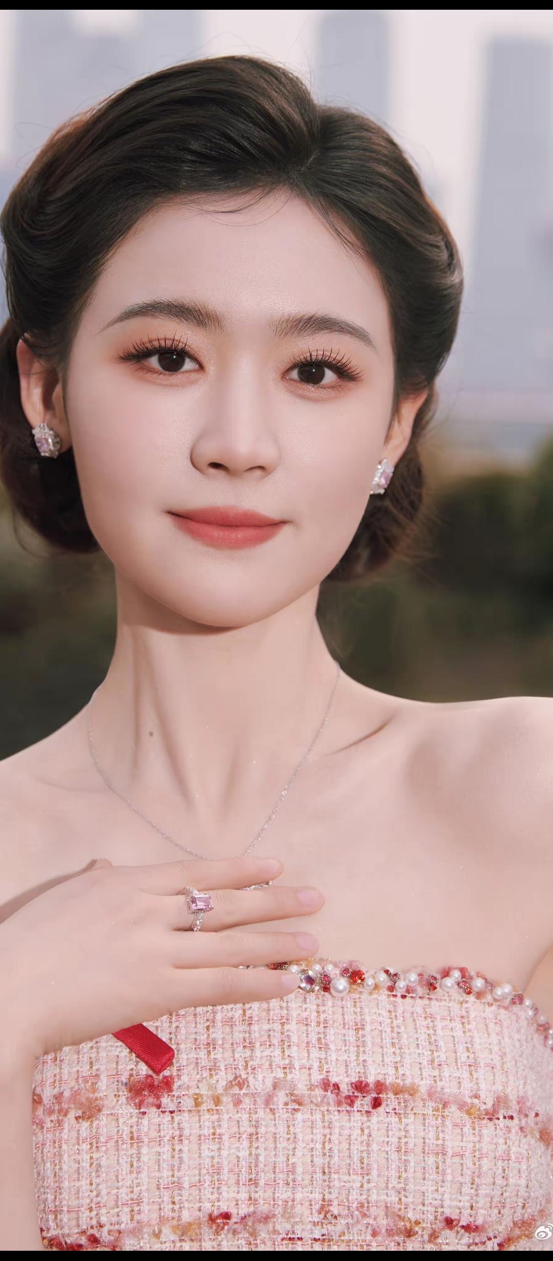 玉颜如花，笑靥如春。