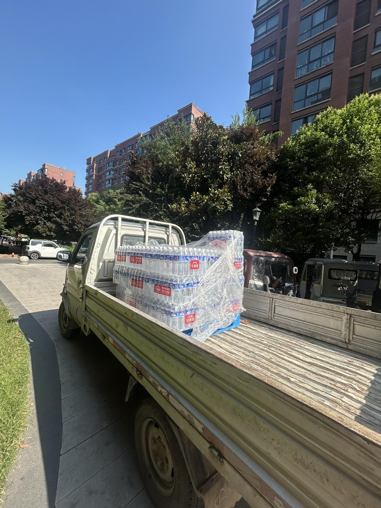 不得不说，我确实是一位雷厉风行的妈妈，和抖音学的，矿泉水宝宝围栏，经济实惠不浪费