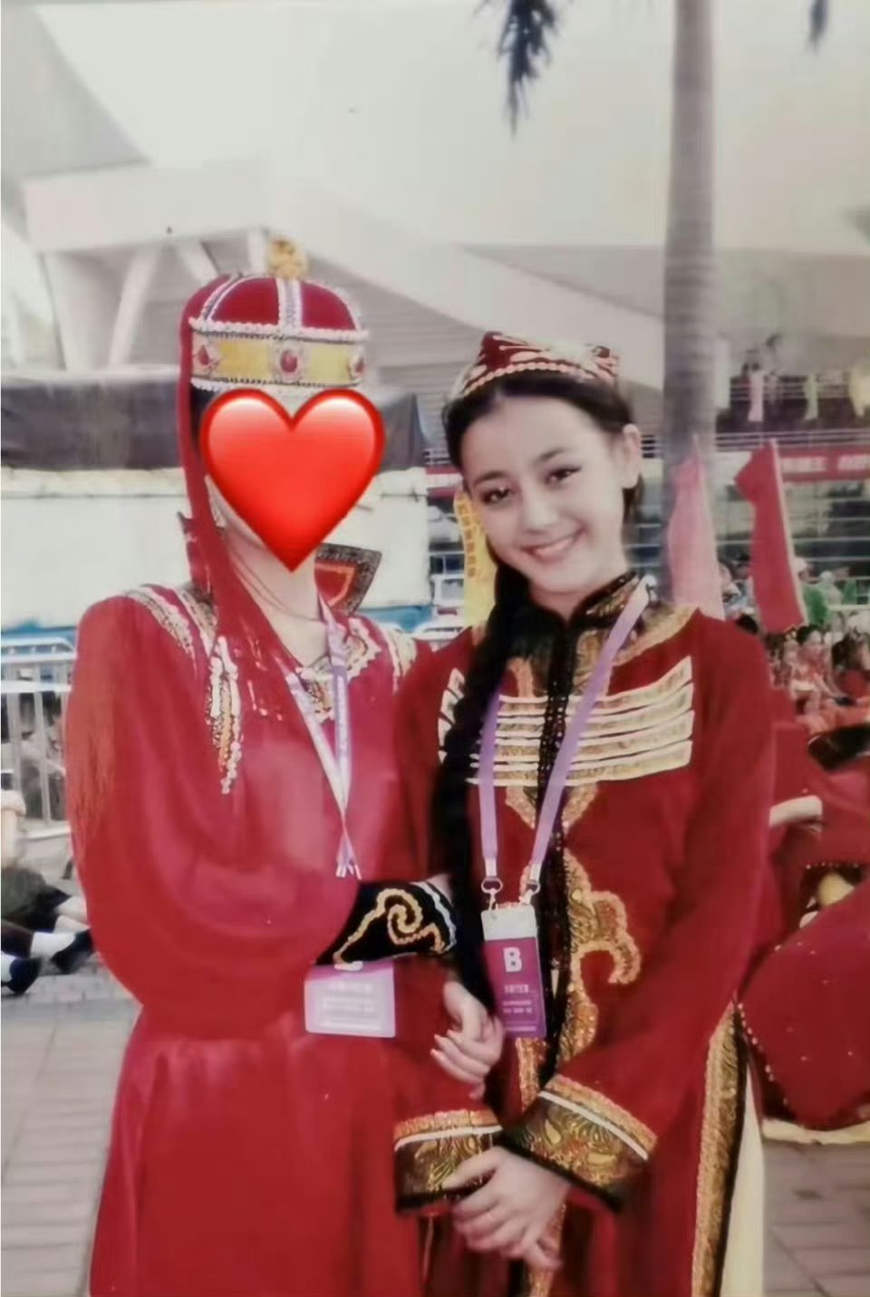 迪丽热巴在2007年第八届全国少数名族运动会开幕式中 凭借这次的活动照片登上了2