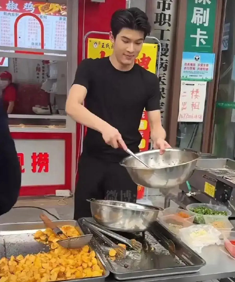 直播受限180天后，宋浩然转卖卤味，韩安冉那句65万帮忙，听着体面却更扎心 