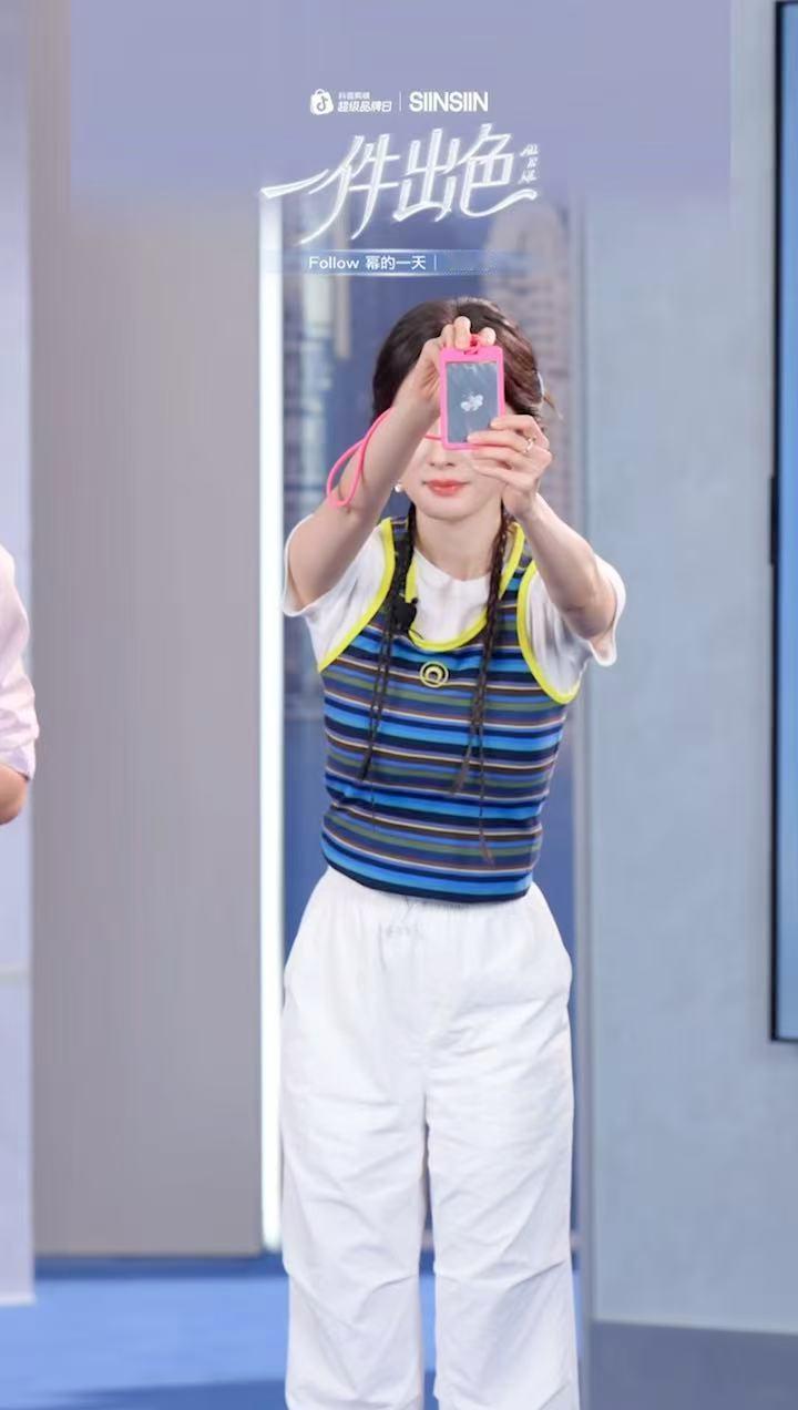 杨幂 小幂特意对着镜头放大展示蜜蜂工牌🐝