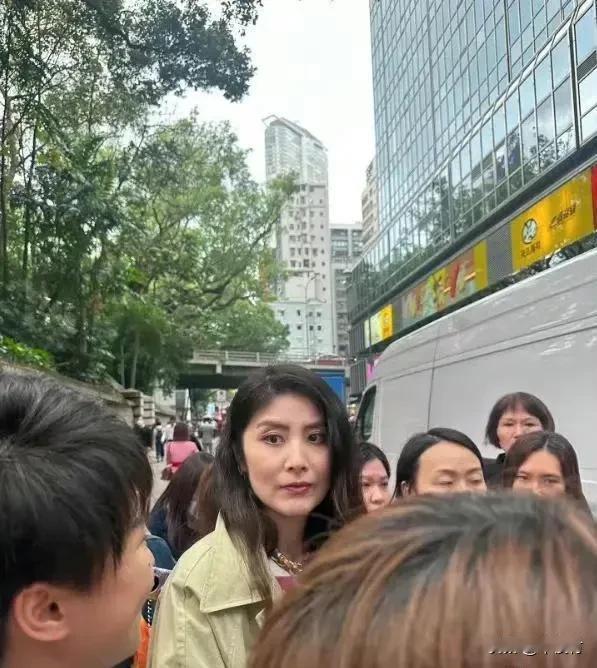 眼睛没有光了，王菲五十多岁眼里有光