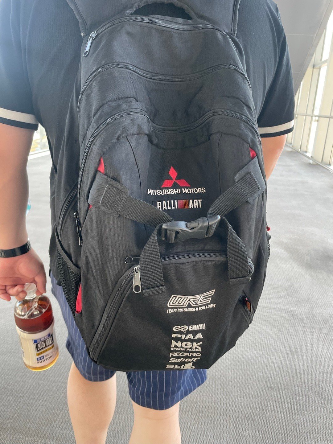 廊桥通道、一位胖哥哥的书包吸睛啦！三菱拉力艺车队的双肩包🎒、能背这个包包的都是