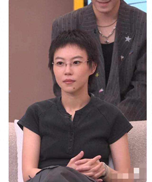 窦靖童被指难红：颜值才华遭吐槽，星二代光环褪色