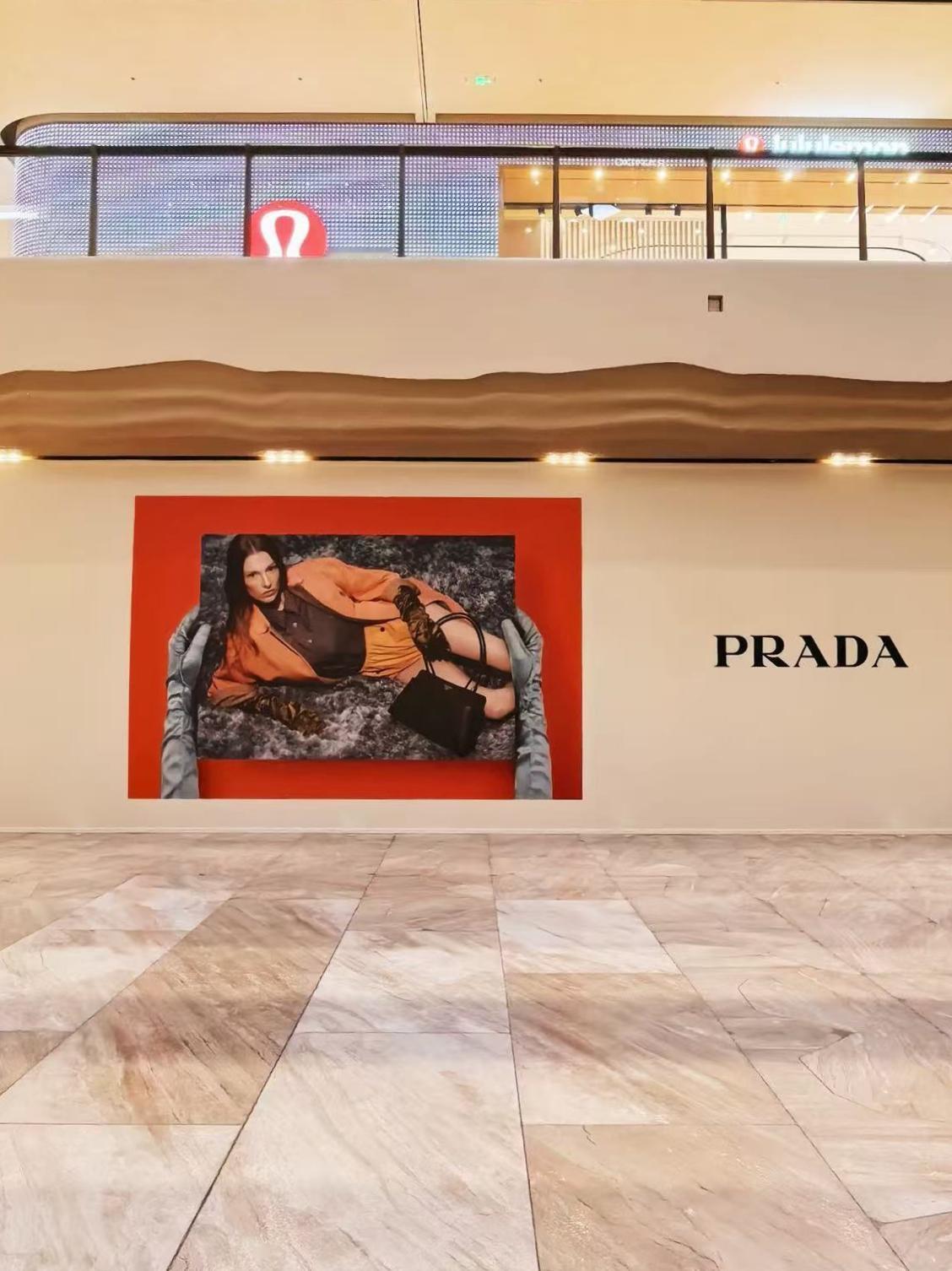 曾被网络流言蜚语困扰的西安万象城PRADA开启装修，尘埃落定，静待启幕，下一家会