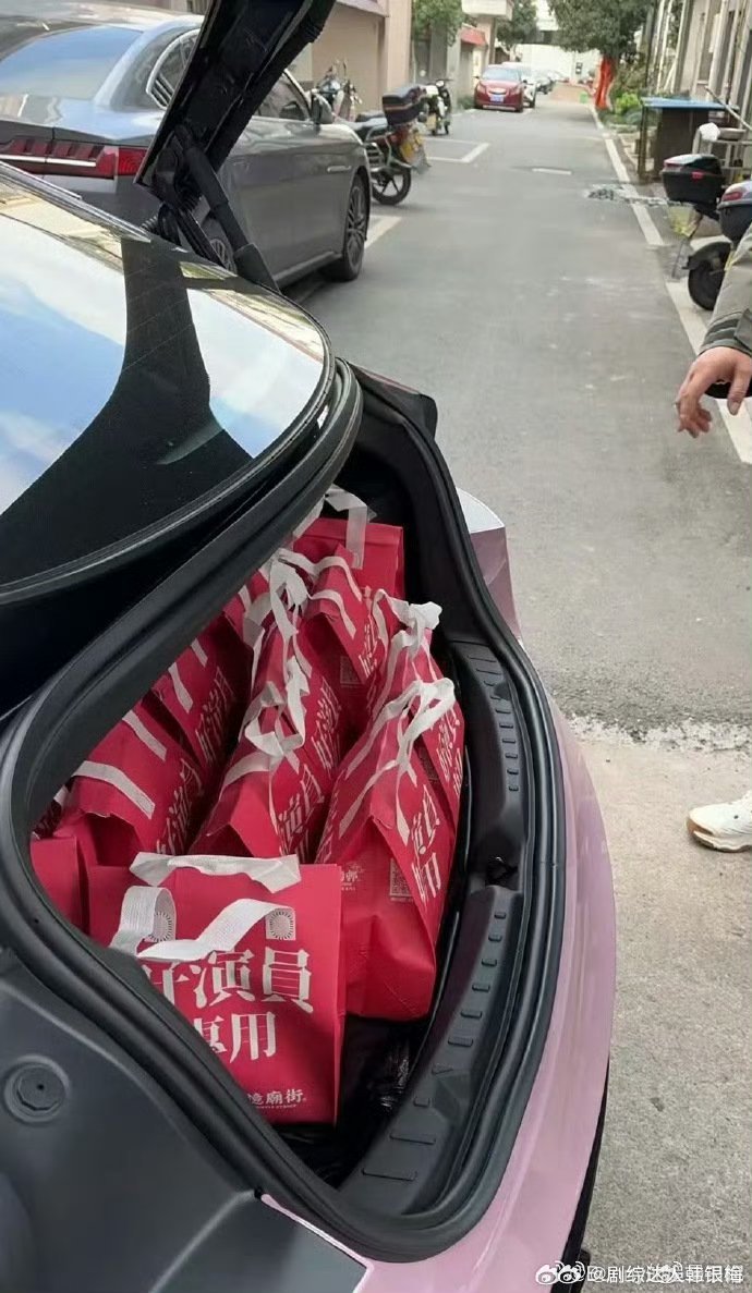 丁禹兮连续三天请客  丁禹兮进组三天连续请客  我真的狠狠羡慕了，丁禹兮进组连续