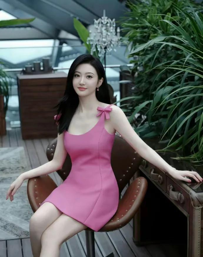 提及景甜，不得不让人赞叹的便是她那令人瞩目的高颜值。她的美，仿佛是大自然精心雕琢