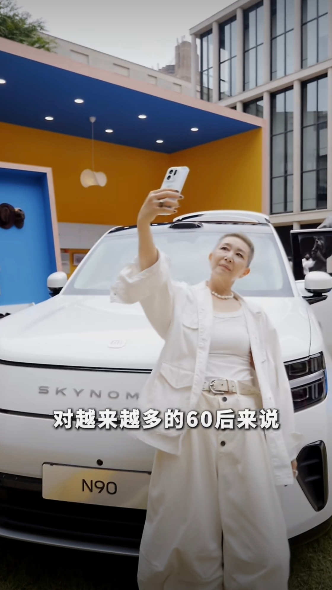很多60后一辈子围着家庭、子女转，习惯先顾及所有人，委屈自己。工作几十年，到退休