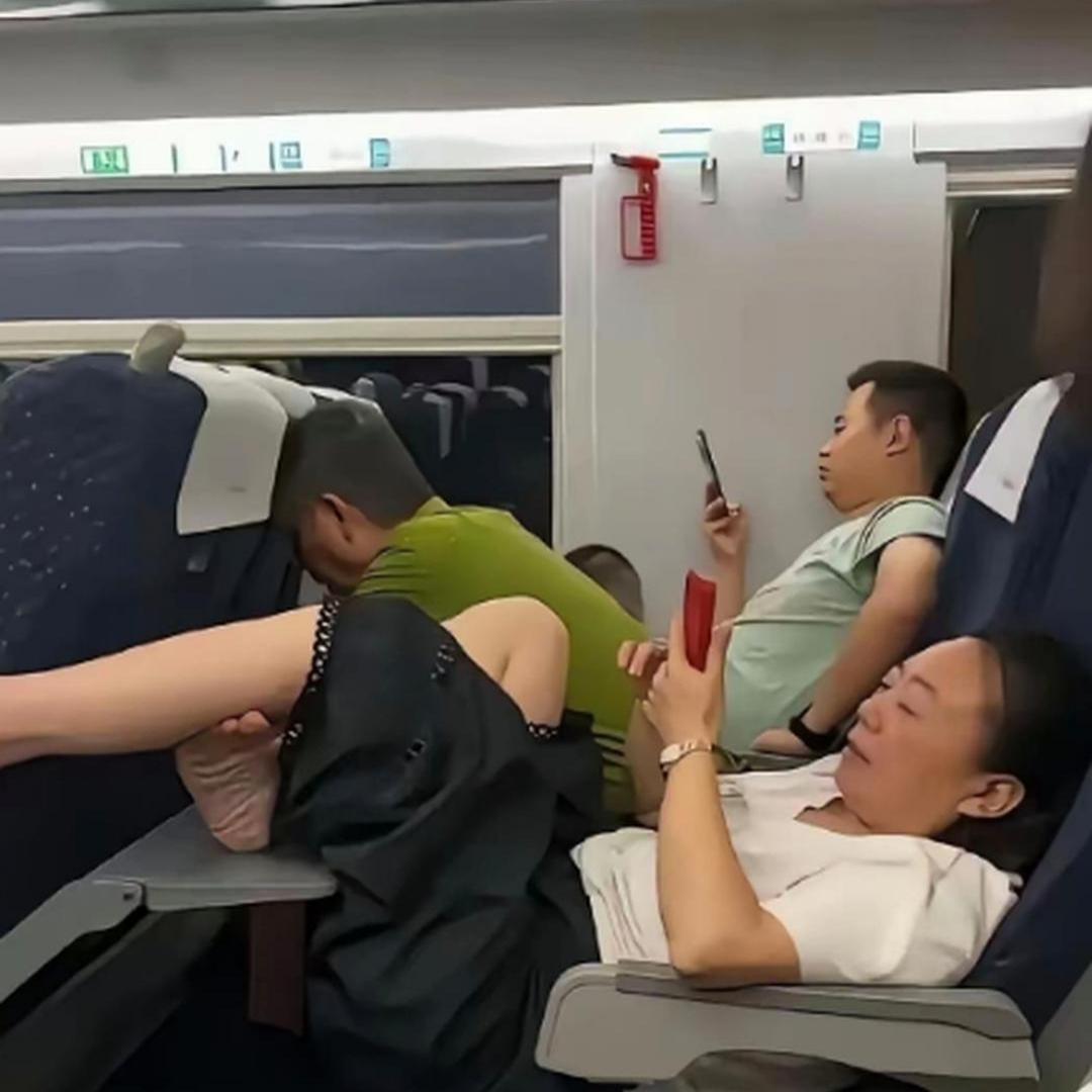 高铁实拍一幕属实刺眼，当众抬脚搭前排座椅太失礼
 
高铁车厢里撞见让人无语的一幕