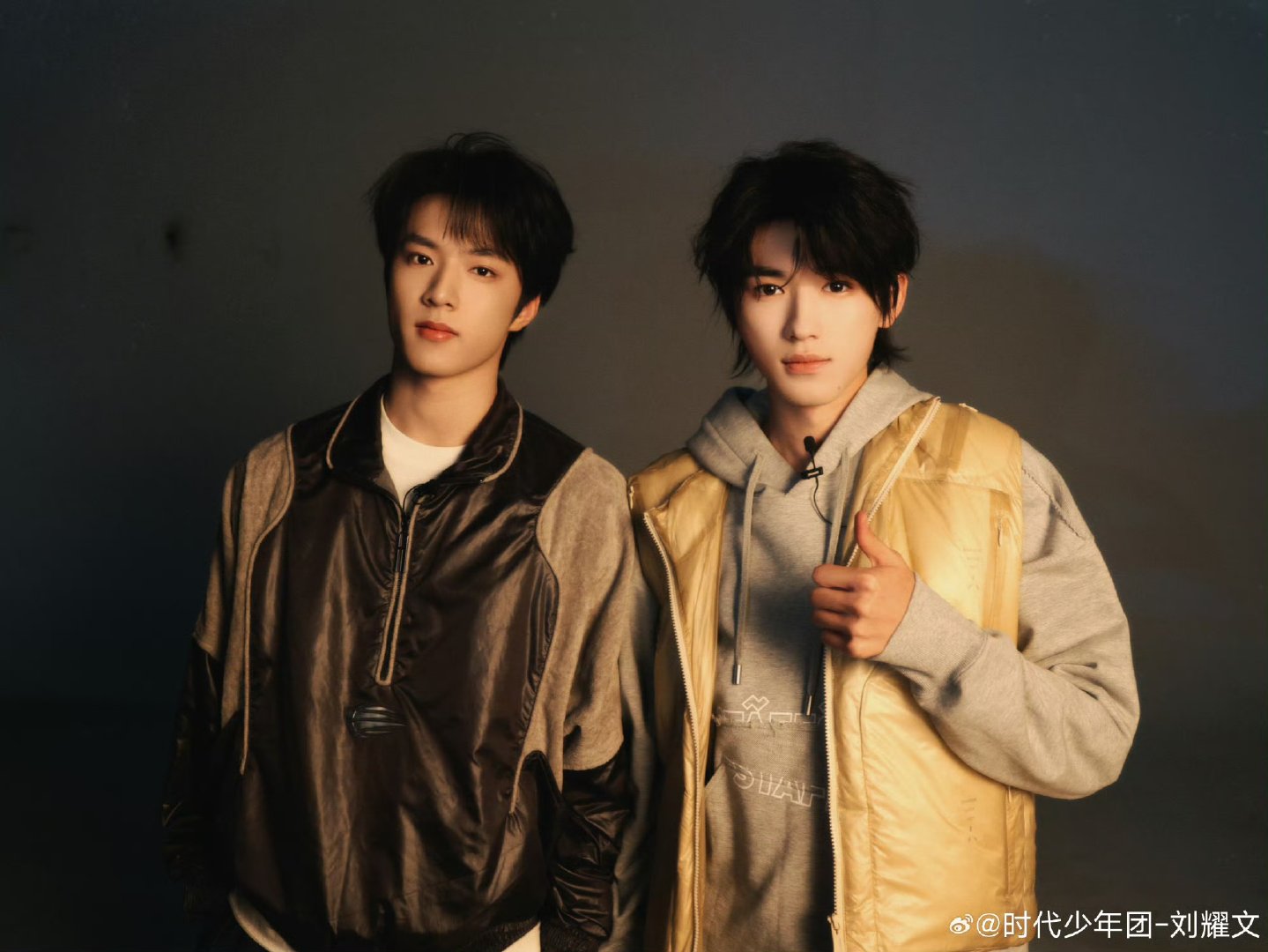 时代少年团20岁刘耀文晒20岁宋亚轩合照好兄弟就是要一起成长，一辈子不分开。并肩