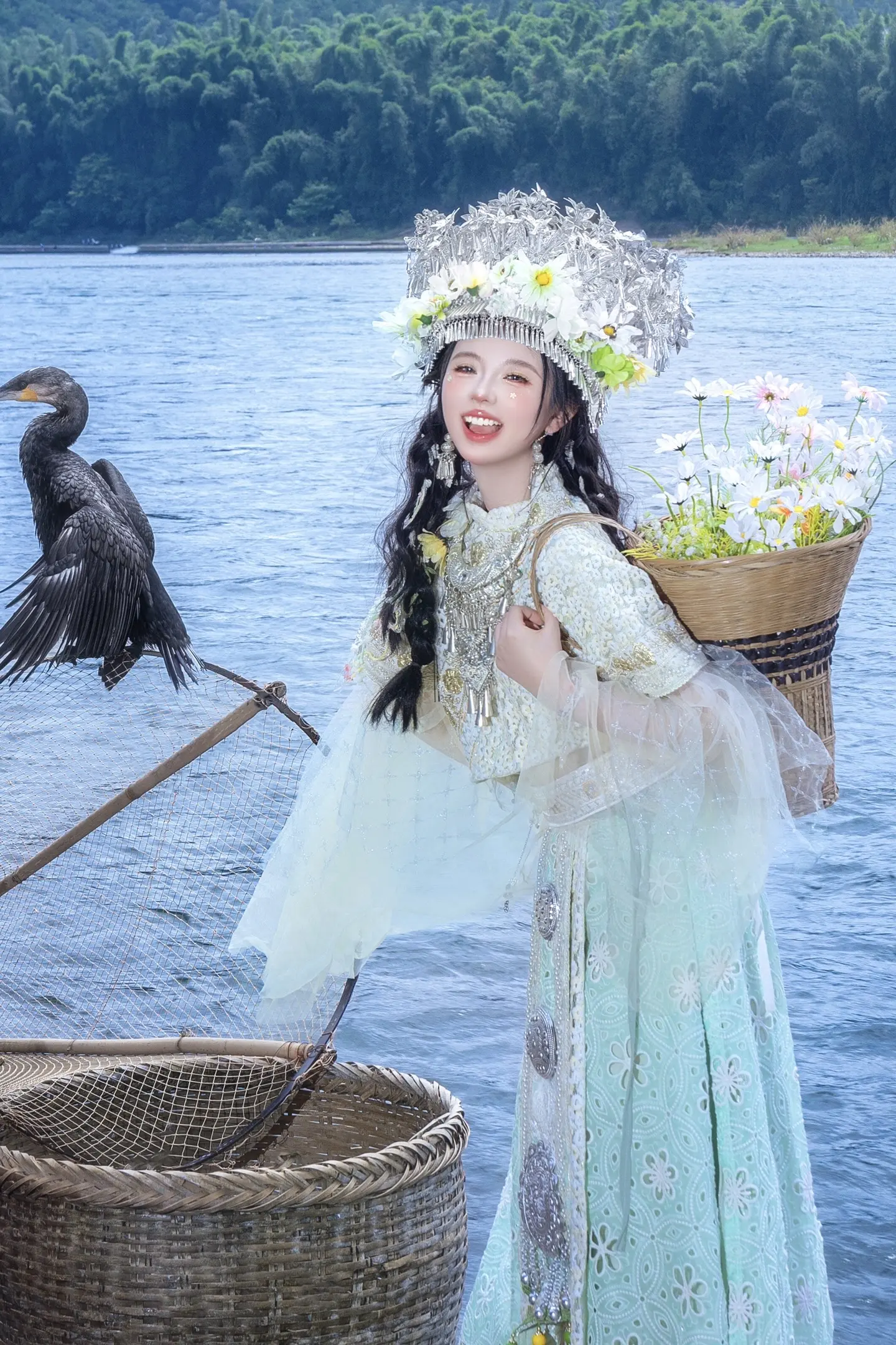 来阳朔总要当一次竹筏上的民族少女吧！