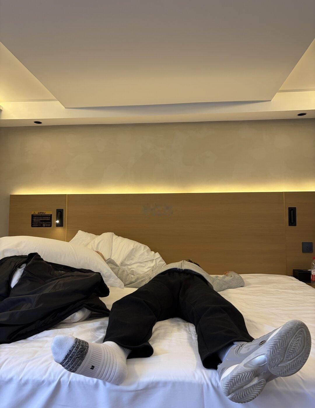 醒来发现床上躺一男的
男大学生 体育生 健身 随拍 ootd每日穿搭 假期 白袜