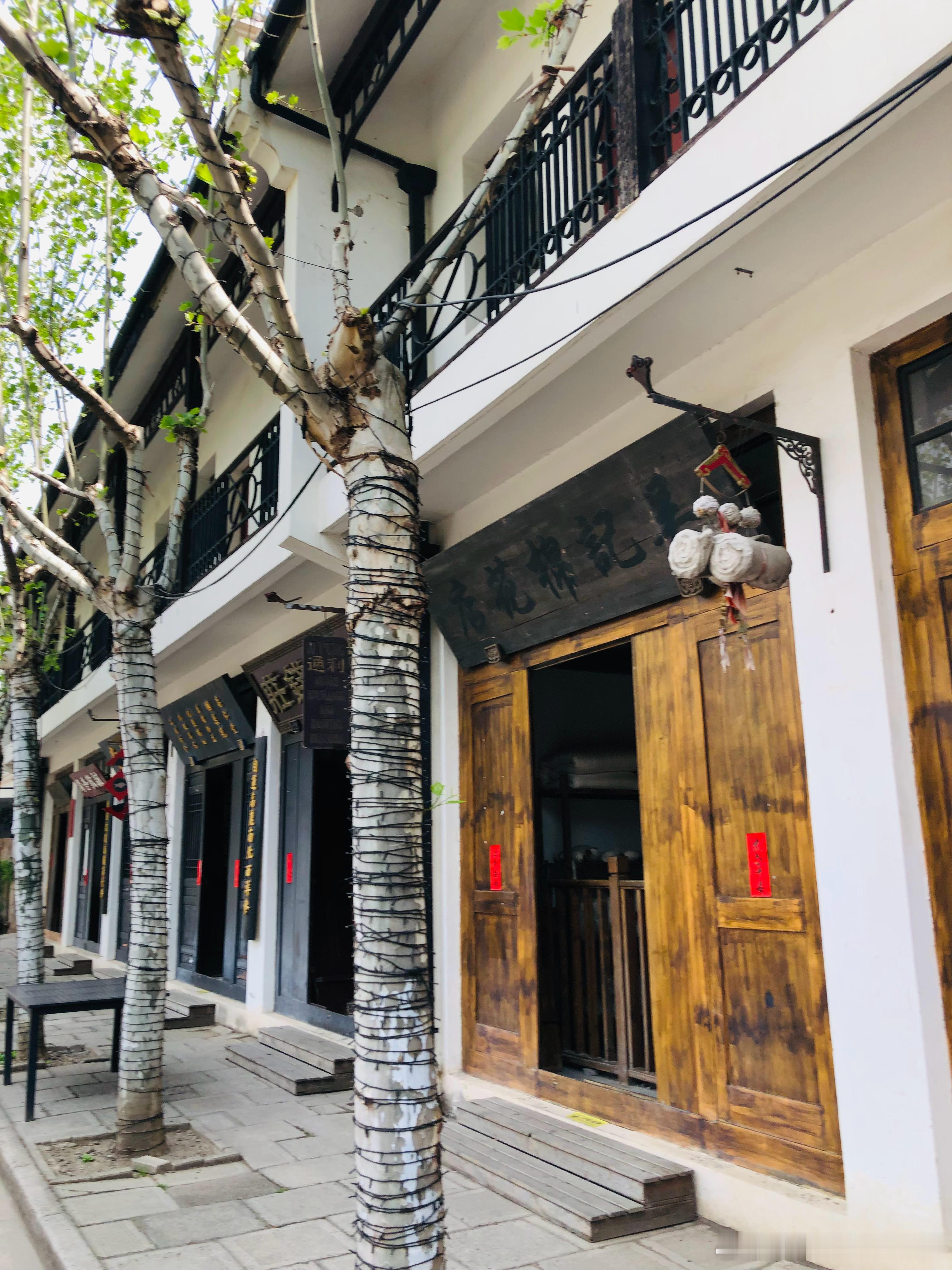谍报上不封顶 月初有幸实探上海影视基地！不知道哪一个场景中会出现少白兄呀！[嘻嘻