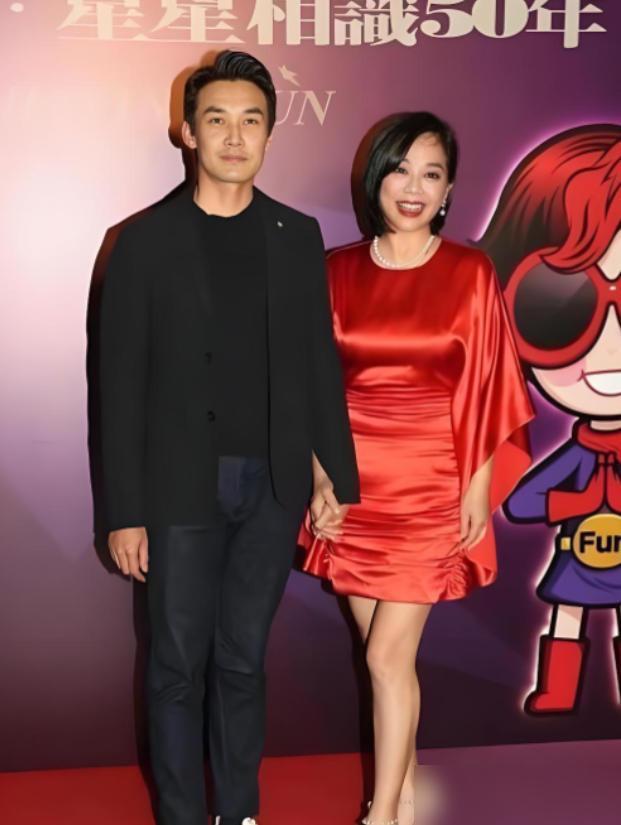 当年，得知儿子张铎要娶陈松伶，张妈妈气哭了:“她不但比你大8岁，还没名没钱，你图