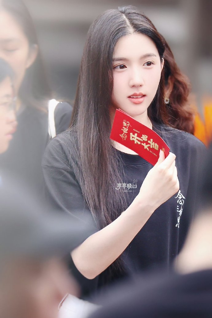 苏晓彤念相思开机路透苏晓彤念相思女二冲着虞书欣侯明昊点开剧组资讯，结果被苏晓彤女