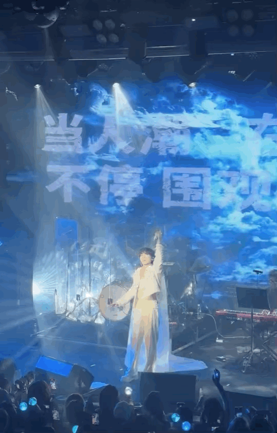 #伍嘉成给赵磊拍婚纱直拍# 伍嘉成直接化身站哥，这波婚纱直拍是真的可以，很羡慕他