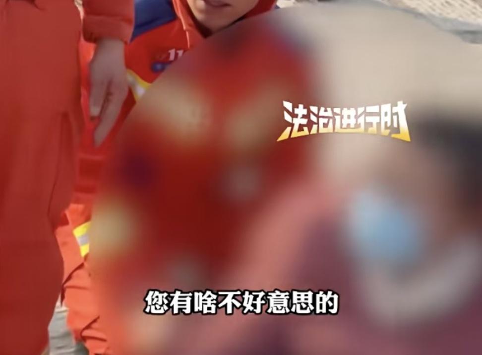 4月2日报道，北京昌平，一女子爬山扭脚，不能行走，因思想保守，不愿意让男消防员搀