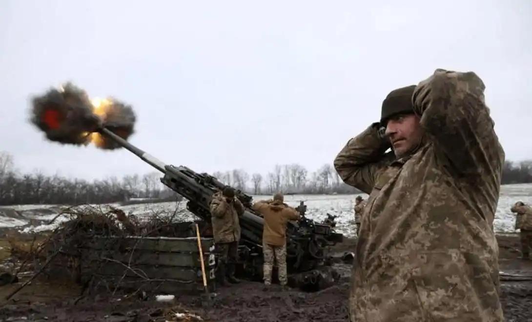 俄乌冲突中哪方武器更具优势还真不好说。
从炮兵角度，俄罗斯占据上风。俄士兵每天约