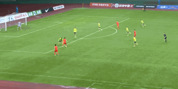 U19国家队打进第二球的确漂亮，主裁判看着进球都露出微笑，大概是没想到我们球员也