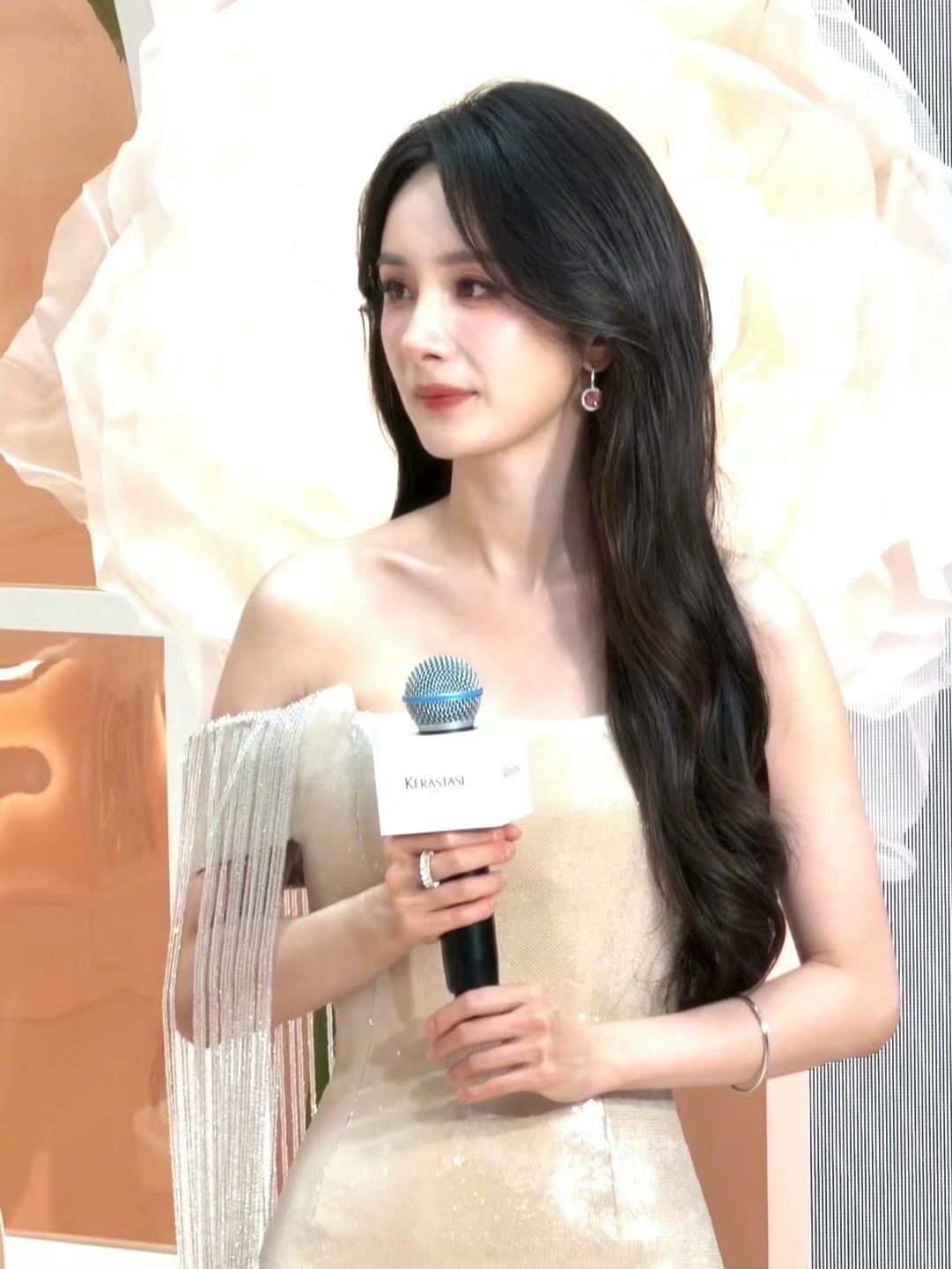 杨幂三亚线下活动，身穿流苏抹胸裙，今天真的是妈妈幂呀😭 