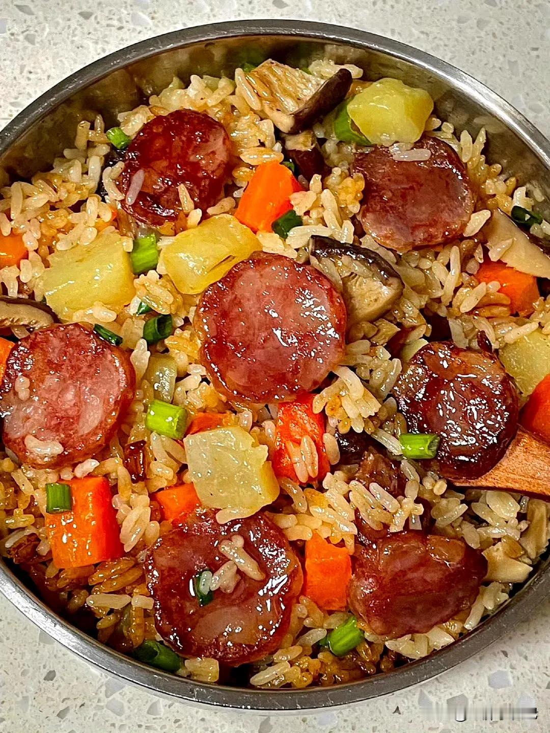 🥘香肠土豆焖饭，香迷糊啦！😋

宝子们，一定要试试这个一出锅就给香迷糊的香肠