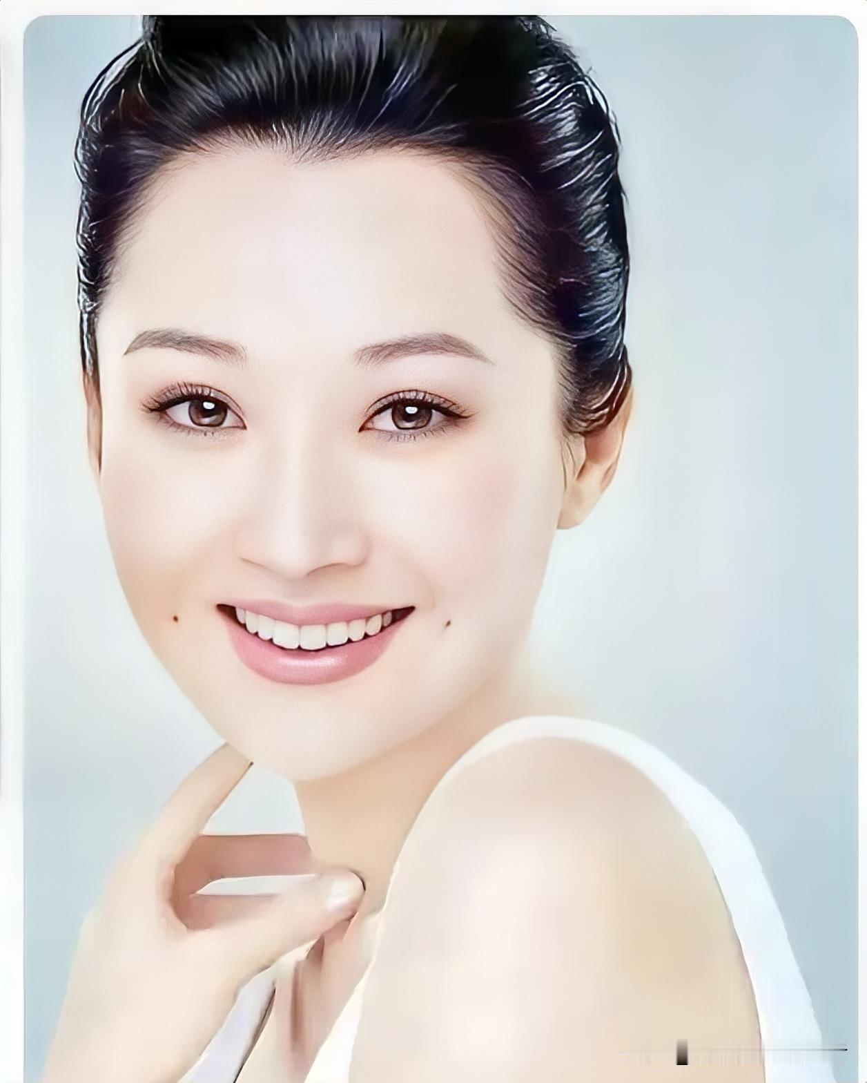 我严重怀疑，
许晴这么多年还是单身，
不是为了躲绯闻，不是为了守清高，而是真的很