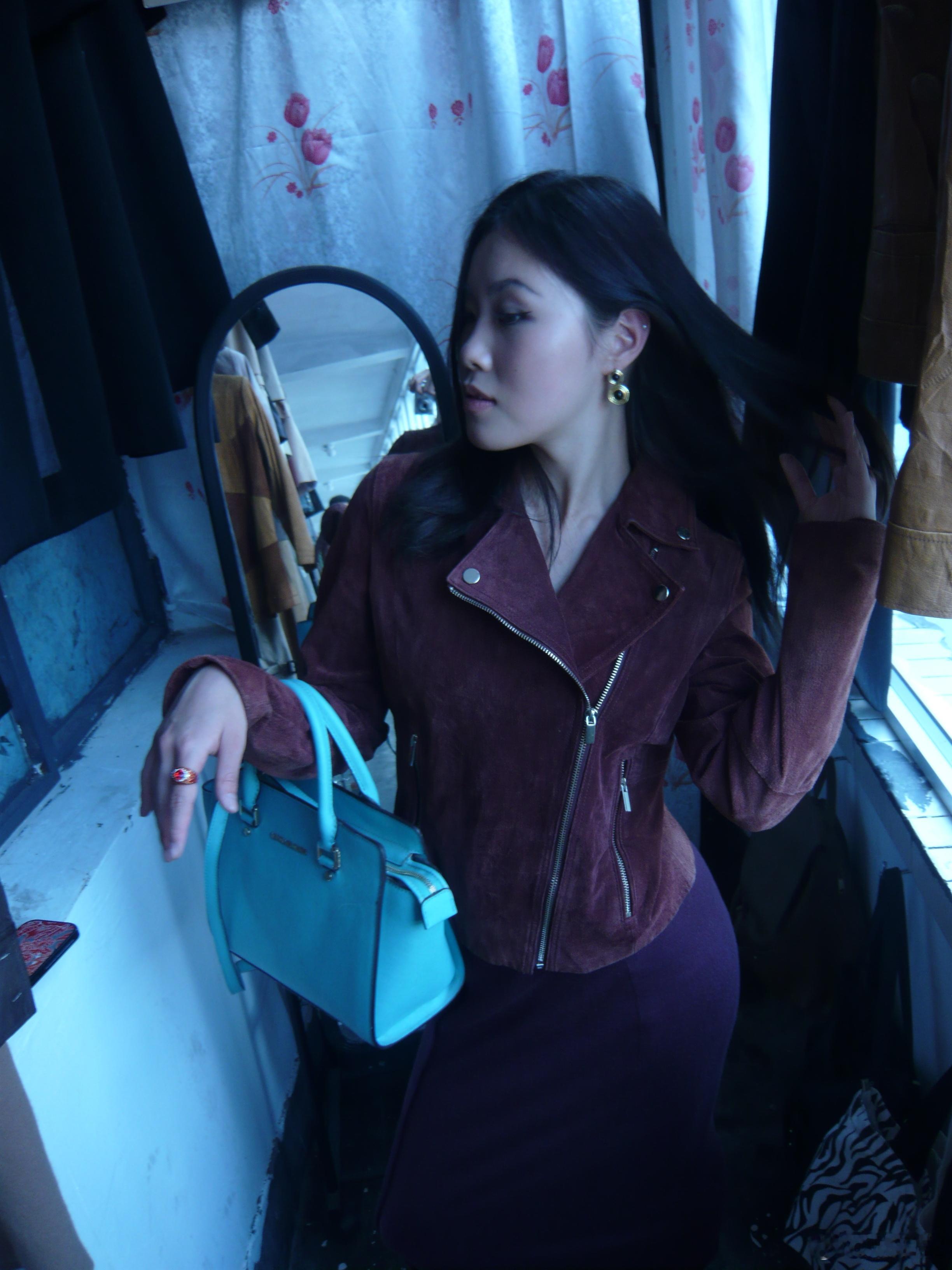 她佩戴着闪亮的项链 像一只盛开的孔雀行走在 这乌殃的大街同样的剧情 为我们编写 