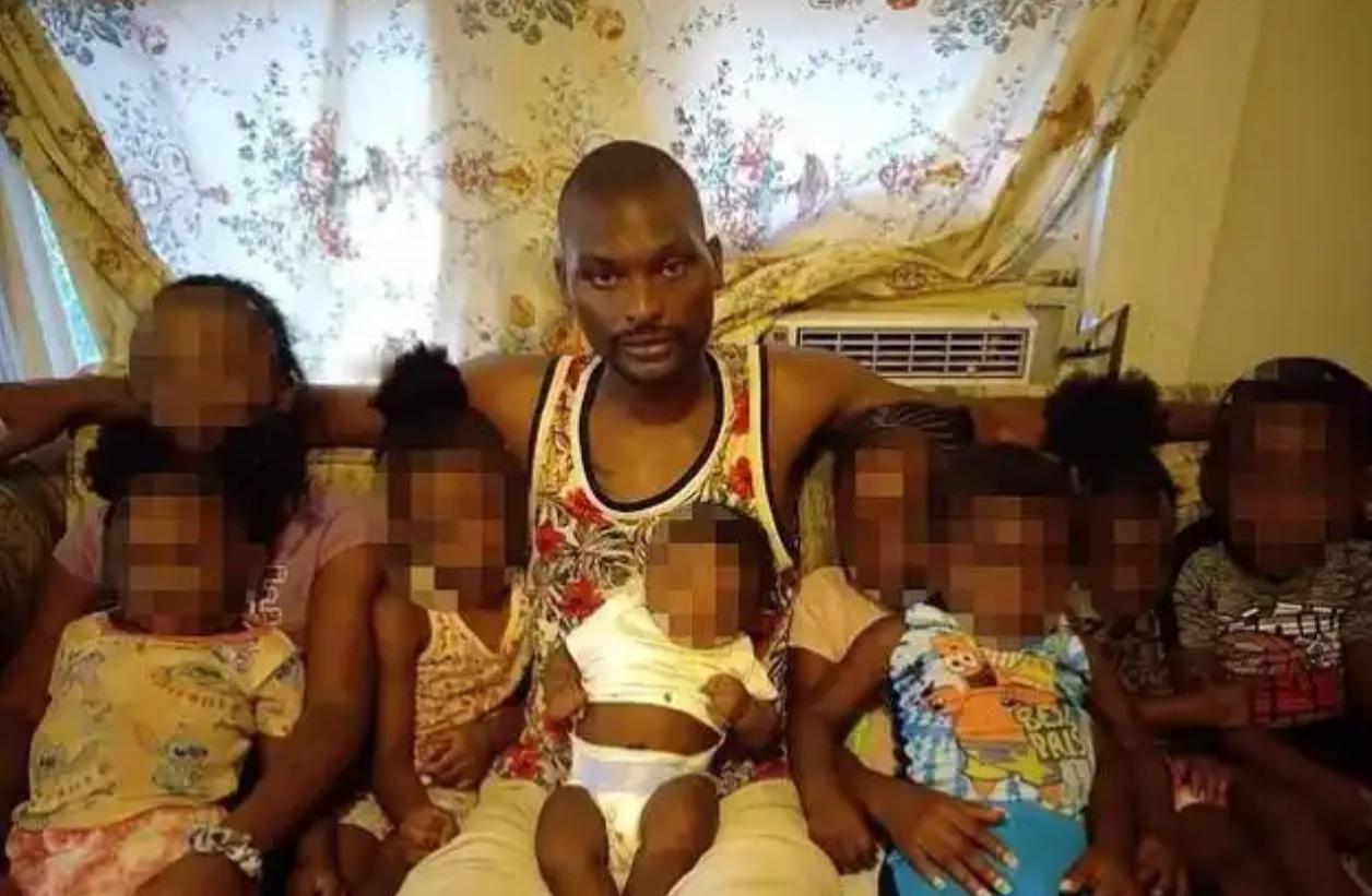 🔴 美国发生惨绝人寰枪击案：父亲枪杀8名儿童，7名为亲生子女

当地时间4月1