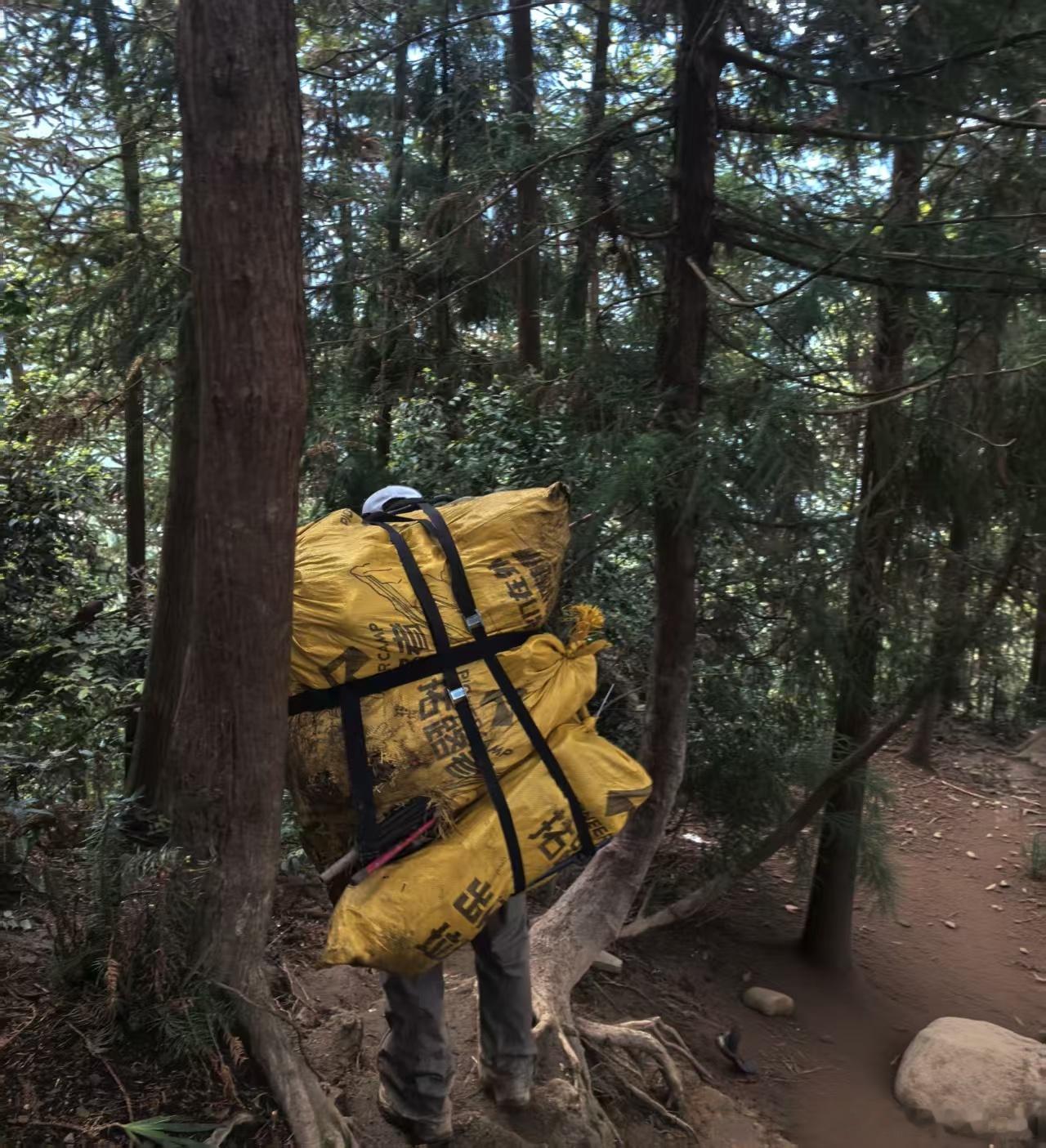 登顶之后让山还是山登顶之后，让山还是山。山在那儿，沉默地矗立了千万年。它见证过朝