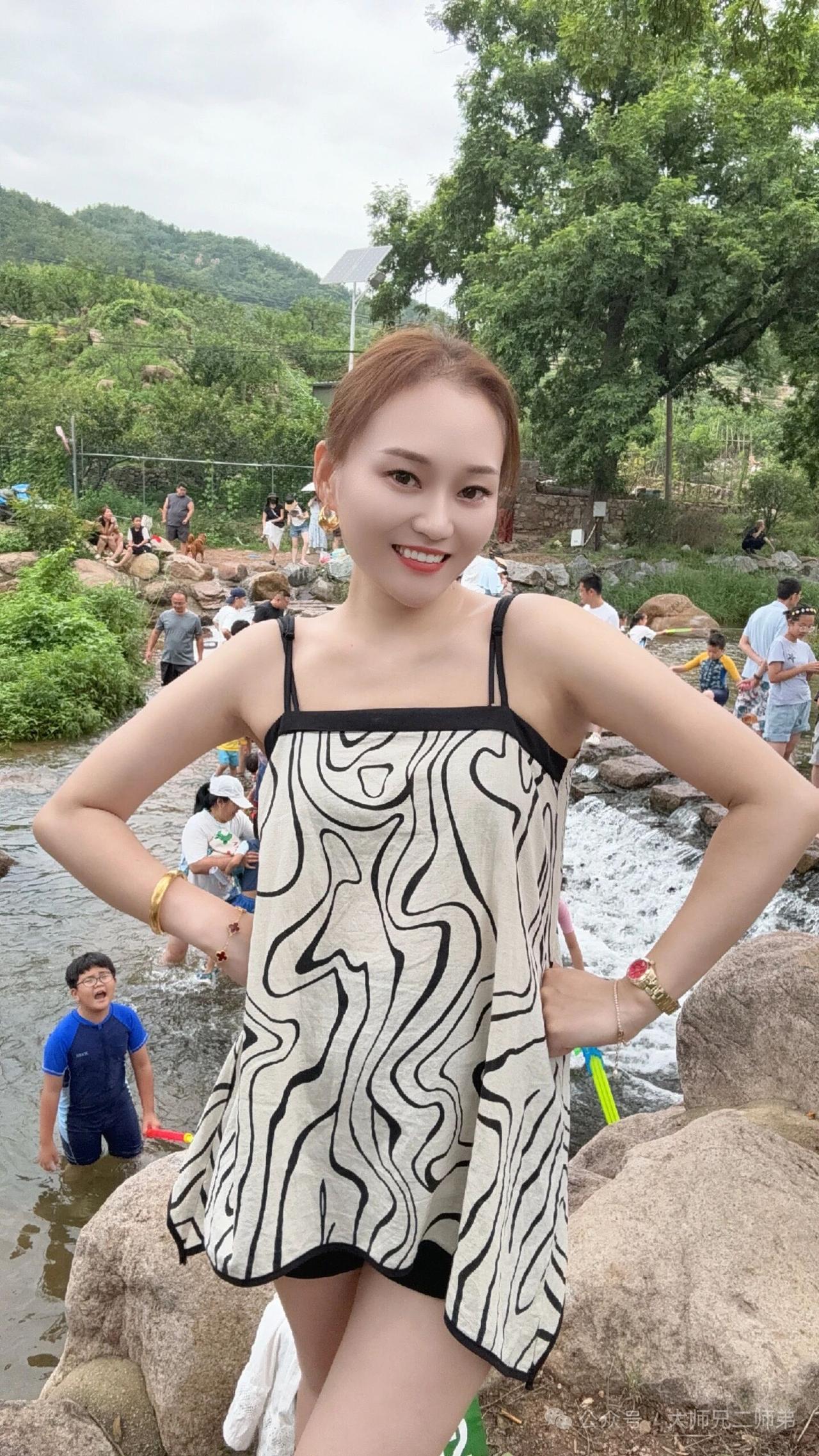 这姑娘在溪边玩得很开心！