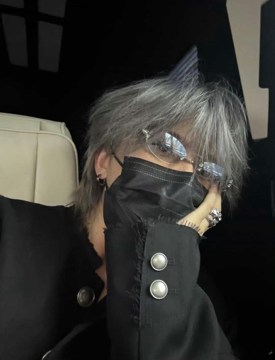 蔡徐坤 INS 晒自拍，现在已经变成奶灰色了 ​​​