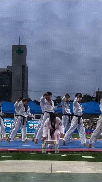 小伙是在憋不住了