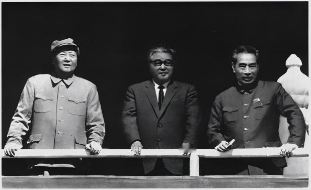 1969年10月1日，新中国成立20周年之际，首都40万军民举行盛大游行，载歌载